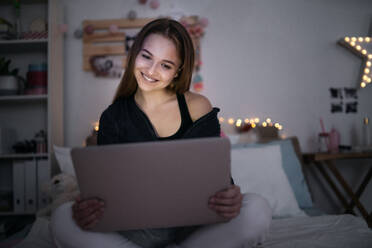 Schöne glückliche junge Mädchen mit Laptop sitzen und lächelnd, Online-Dating und Chat-Konzept. - HPIF15066