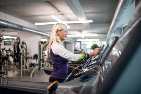 Eine glückliche ältere Frau in der Turnhalle tun Cardio-Work-out-Übung. - HPIF15207