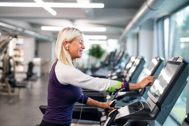 Eine glückliche ältere Frau in der Turnhalle tun Cardio-Work-out-Übung. - HPIF15211