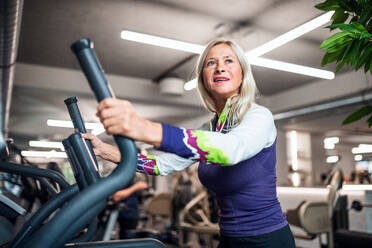 Eine glückliche ältere Frau in der Turnhalle tun Cardio-Work-out-Übung. - HPIF15217
