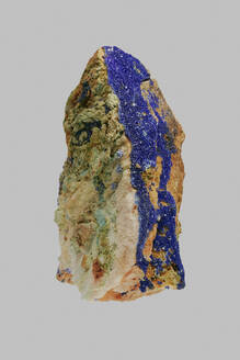 Close up Detail texturierten blauen spanischen Azurit und Malachit Stein auf grauem Hintergrund - FSIF06308