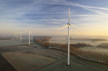 Niederlande, Noord-Brabant, Windpark an einem kalten und nebligen Morgen - ISF26054