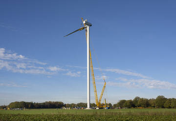 Windkraftanlage im Bau auf dem Feld - ISF26055