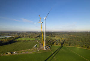 Luftaufnahme einer im Bau befindlichen Windkraftanlage auf einem Feld - ISF26056