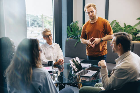 Geschäftsleute beim Brainstorming, um innovative Ideen und Lösungen für ein Projekt zu finden und gemeinsam an der Verwirklichung ihrer Vision zu arbeiten. Ein professionelles Team, das sein Fachwissen in einer Sitzung austauscht. - JLPPF01936