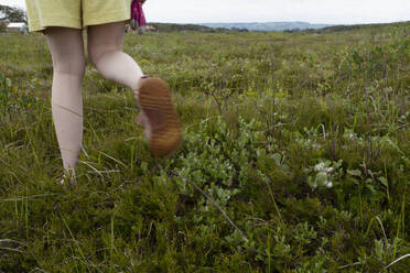 Beine einer Frau auf einem Feld - FOLF12145