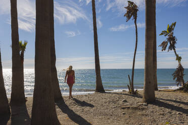 Junge Frau spaziert am Strand in Spanien - FOLF12158