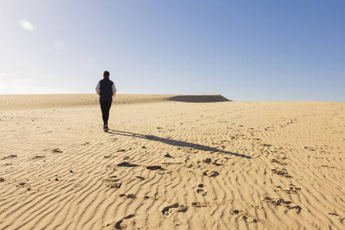 Mann joggt auf Sanddünen - FOLF12182