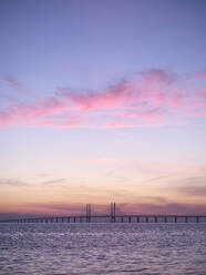 Öresundbrücke und Meer bei Sonnenuntergang in Malmö, Schweden - FOLF12200