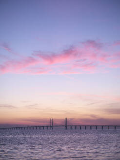 Öresundbrücke und Meer bei Sonnenuntergang in Malmö, Schweden - FOLF12200