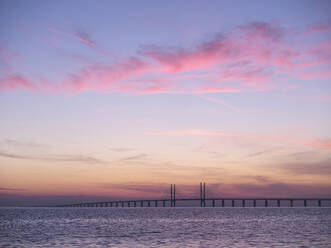 Öresundbrücke und Meer bei Sonnenuntergang in Malmö, Schweden - FOLF12201