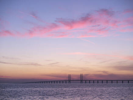 Öresundbrücke und Meer bei Sonnenuntergang in Malmö, Schweden - FOLF12201