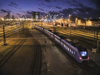 Zug und Stadt bei Nacht in Malmö, Schweden - FOLF12222