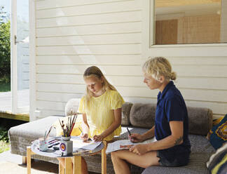 Mutter und Tochter malen auf der Terrasse - FOLF12225