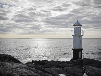 Leuchtturm und Felsen am Meer - FOLF12252