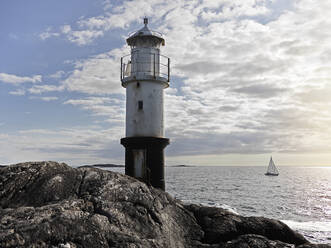 Leuchtturm und Felsen am Meer - FOLF12253