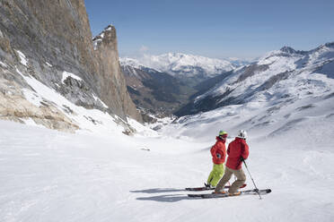 Ältere Männer beim Skifahren am Berg - FOLF12263