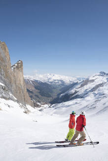 Ältere Männer beim Skifahren am Berg - FOLF12264