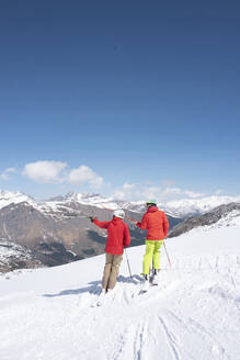Ältere Männer beim Skifahren am Berg - FOLF12265