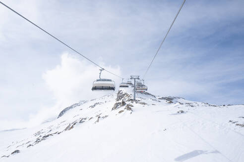 Skilift und Schnee auf dem Berg - FOLF12266