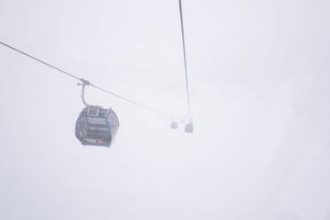 Skilift und Schnee auf dem Berg - FOLF12267