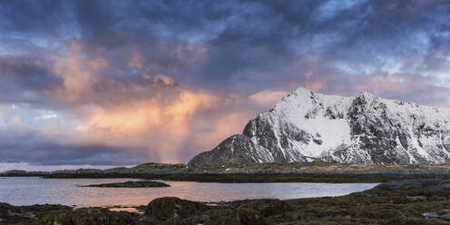 Berge und Strand in Norwegen - FOLF12269