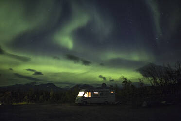 Grüne Aurora borealis über dem Wald - FOLF12278