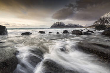 Wolken über dem Strand in Norwegen - FOLF12289