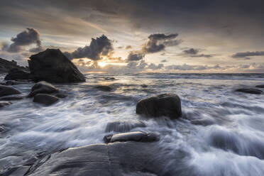 Wolken über Felsen im Meer - FOLF12293