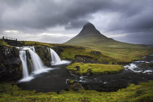 Wasserfall und der Berg Kirkjufell in Island - FOLF12311