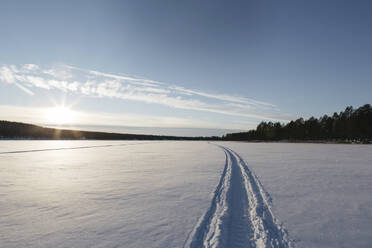 Schneemobilspur im Schnee bei Sonnenuntergang - FOLF12313