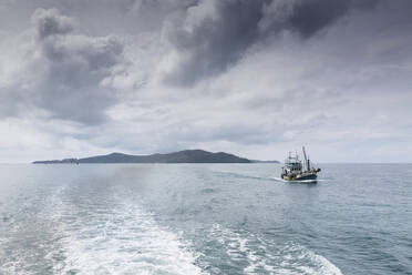 Fischerboot auf See unter Wolken - FOLF12314