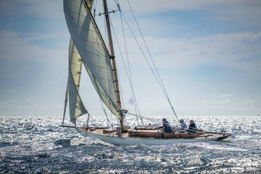 Yacht segelt auf dem Meer unter Wolken - FOLF12319