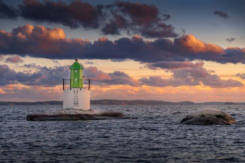 Leuchtturm auf dem Meer bei Sonnenuntergang - FOLF12320