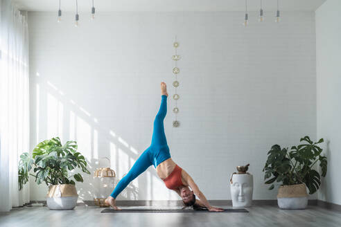 Frau übt Yoga in stehender Spagat-Pose - SNF01654