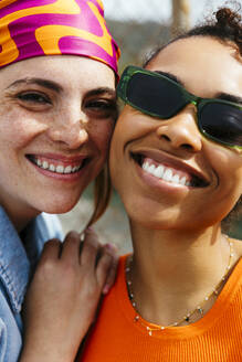 Glückliche multirassische Freunde lächelnd am sonnigen Tag - EBSF03317