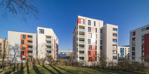 Deutschland, Baden-Württemberg, Stuttgart, Panoramablick auf ein Mehrfamilienhaus am Stadtrand - WDF07305