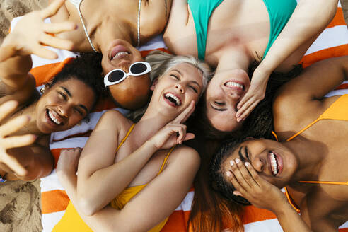 Unbeschwerte multirassische Freunde genießen zusammen am Strand - EBSF03384