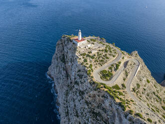 Kurvenreiche Straße zum Leuchtturm auf der Steilküste von Cabo Formentor inmitten des Meeres - AMF09915