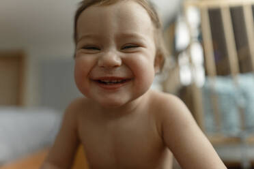 Lachendes Babymädchen im Schlafzimmer - IEF00396