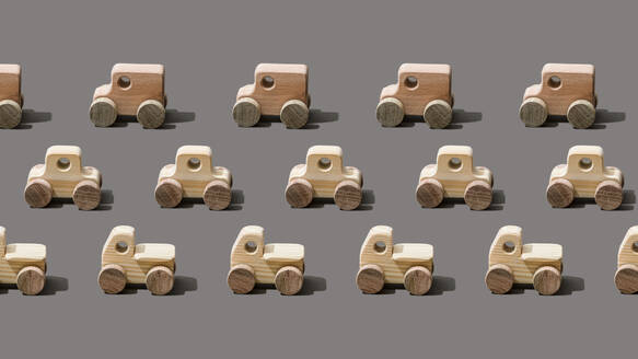 Verschiedene Holzautos auf grauem Hintergrund - FLMF00974