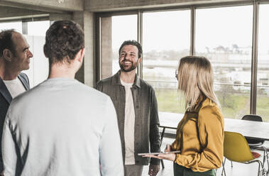 Team schätzt Kollegen im Büro - UUF28732