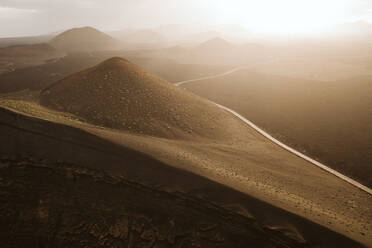 Drohnenblick auf majestätische Sandberge und helles Sonnenlicht in der wunderschönen Natur von Lanzarote - ADSF44137