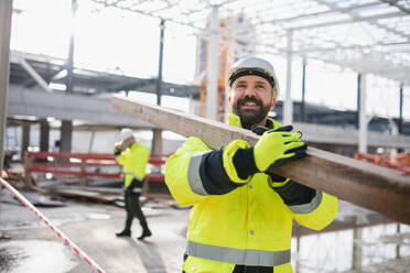 Männer, die im Winter auf einer Baustelle im Freien arbeiten. - HPIF15646