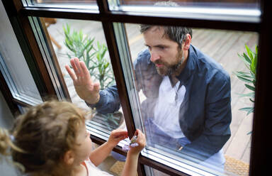 Der Arzt kommt, um seine Tochter in der Isolation zu sehen und zu begrüßen, die Fensterscheibe trennt sie. - HPIF15978