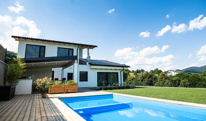 Haus mit Schwimmbad im Freien im Hinterhof Garten auf dem Lande. - HPIF17042