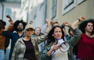 Gruppe von Menschen Aktivisten mit Megaphon protestieren auf der Straße, Streik und Demonstration Konzept. - HPIF17043
