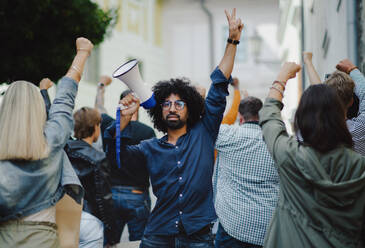 Gruppe von Menschen Aktivisten mit Megaphon protestieren auf der Straße, Streik und Demonstration Konzept. - HPIF17052