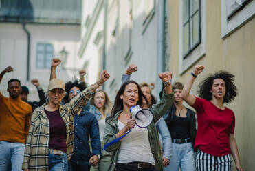 Frontansicht einer Gruppe von Aktivisten, die auf der Straße protestieren, Streik, Demonstration und Coronavirus-Konzept. - HPIF17105