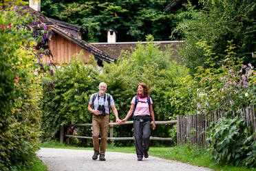 Ein glückliches Rentnerpaar mit Fernglas beim Wandern, Ausruhen, Platz kopieren. - HPIF17188